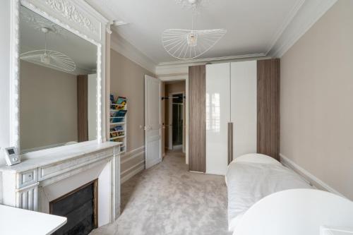 Bright And Spacious 3BDR Apt Near Eiffel Tower - image 2
