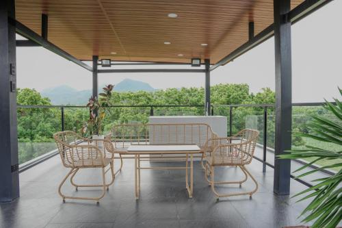 Damienerose Garden Villa in Maugat