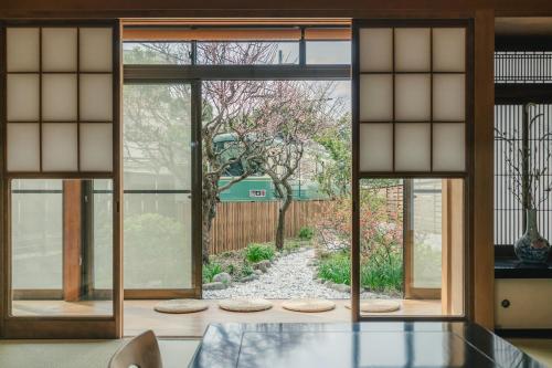 Kamakura Suzune - Japanese Villa - Enoden view - Kamakura
