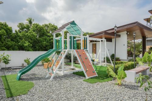 Damienerose Garden Villa in Maugat