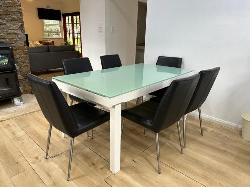 KozyGuru | Wyong | Cottage Close to Everything in Wyong