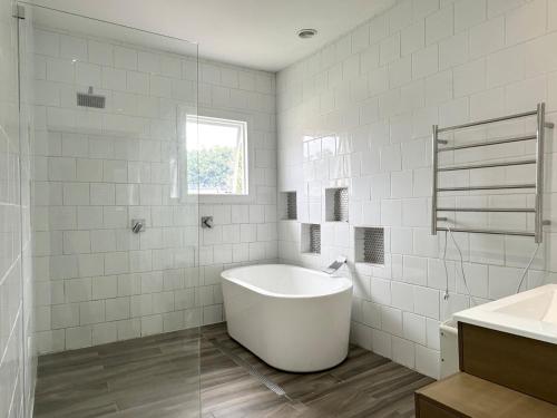 KozyGuru | Wyong | Cottage Close to Everything in Wyong