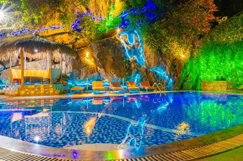 Swimming pool, green mountain homestay in Ninh Bình