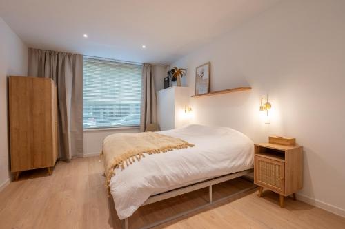 Stylish Coastal Apartment with Fireplace & Terrace in Oostende - image 5