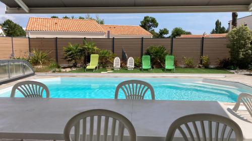 Villa turquoise - piscine privée, terrasse bois