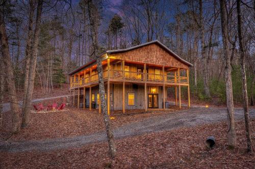 Relaxing, Modern Cabin w/ Hot Tub and Game Room in Ellijay, USA