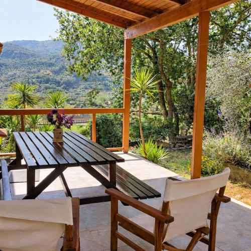 Balkons/terase, Sunshine Home - Peaceful Garden Escape & Parking in Longos Aegio