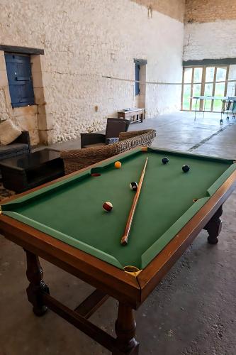 Koplietošanas atpūtas telpa ar TV, Petit Logis au calme avec piscine in Brossac