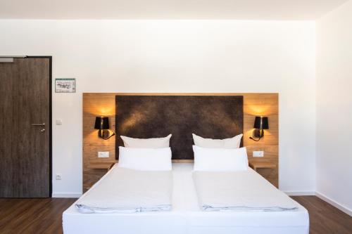1 king bed, 1 sofa bed