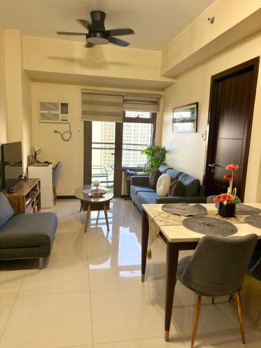 Modern Pet Friendly 1br Condo with Balcony near AIRPORT MOA & OKADA Pasay Staycation WFH ready Free Pool Acces Gym and Sauna, Manila