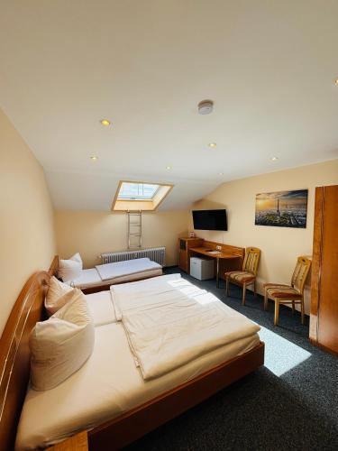 1 king bed, 1 twin bed