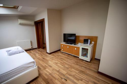 1 king bed, 3 twin beds