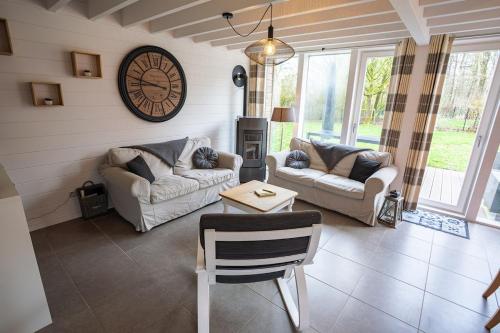 Chalet de la Clairière du Lac de l'Eau d'Heure gîte à louer Four à Verre