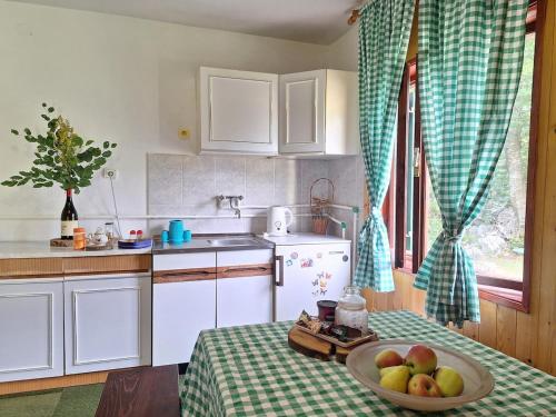 Cozy house Vrbanj, Via Dinarica Trail - Orjen in Mojdež