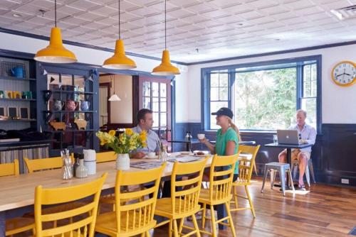 Restaurant, The White Hart in Lakeville