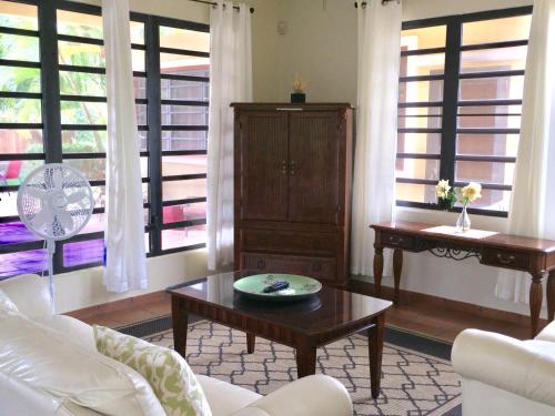 Tres Palmas Inn and Villas
