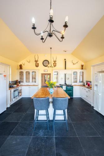 The Doune, Luxury Traditional Country House with hot tub in Daviot