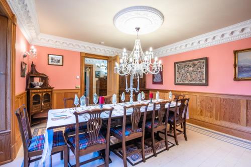 Oprema, The Doune, Luxury Traditional Country House with hot tub in Daviot