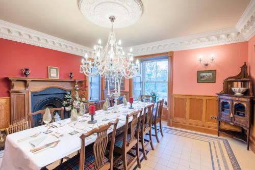 Oprema, The Doune, Luxury Traditional Country House with hot tub in Daviot