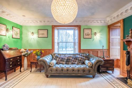 bar/salon, The Doune, Luxury Traditional Country House with hot tub in Daviot