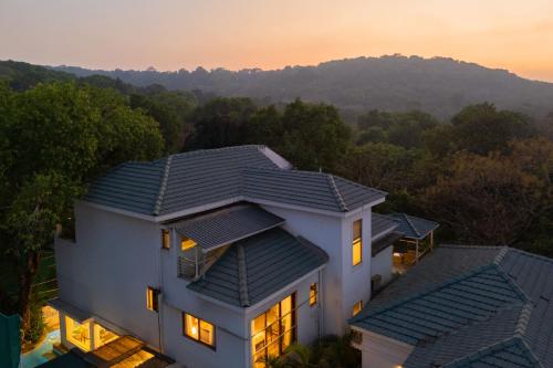 Sapphire Sands by StayVista with Pvt Pool, 4 Jacuzzi at Siolim, Goa – khách sạn tại Mapusa
