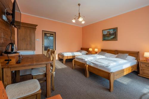 1 queen bed, 1 twin bed