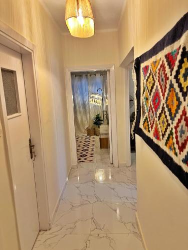 Cozy 2 Bedrooms Bohemian Apartment with balconies in Downtown - image 4