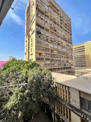 Cozy 2 Bedrooms Bohemian Apartment with balconies in Downtown - image 2