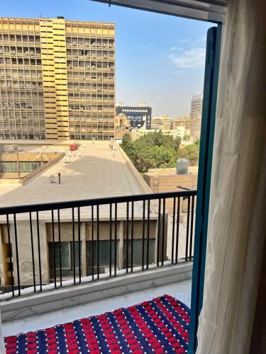 Cozy 2 Bedrooms Bohemian Apartment with balconies in Downtown - image 3