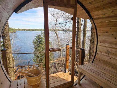 OTTER'S HOLT - Lakeside retreat with hot tub & sauna in Smiths Falls (ON)