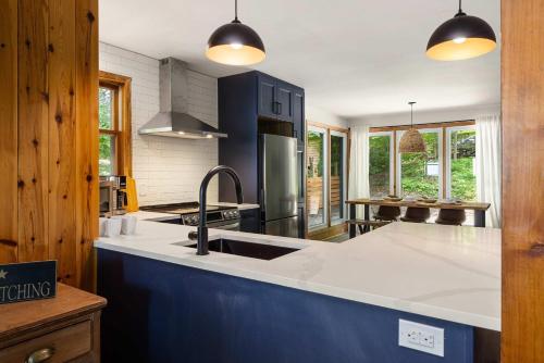 OTTER'S HOLT - Lakeside retreat with hot tub & sauna in Smiths Falls (ON)