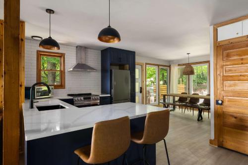 OTTER'S HOLT - Lakeside retreat with hot tub & sauna in Smiths Falls (ON)