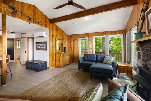 OTTER'S HOLT - Lakeside retreat with hot tub & sauna in Smiths Falls (ON)