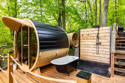 OTTER'S HOLT - Lakeside retreat with hot tub & sauna in Smiths Falls (ON)