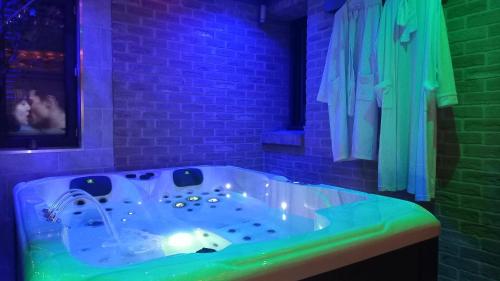 Pezsgőfürdő, Fraisier, love room Valenciennes avec SPA privatif in Artres