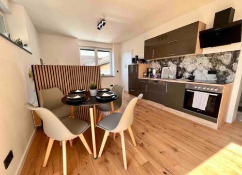 Kitchen, modernes Apartment fur Monteure & Handwerker in Bensheim mit Wlan & Balkon in Bensheim