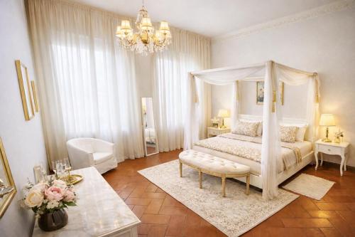 Amazing Premium Apartment in the heart of Florence at the DUOMO, 2 Bedrooms, 2 Bathrooms, 1 Livingroom or extra Bedroom, ideal for 2-8 Guests