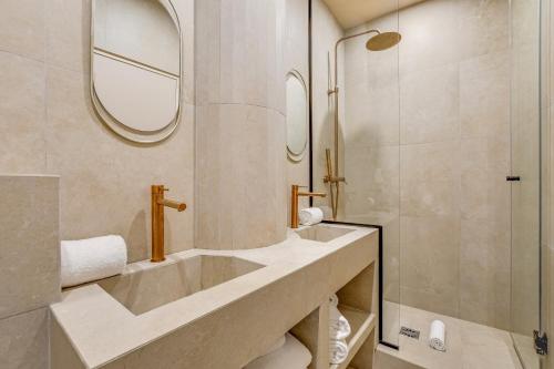 Spacious Apartment - 2BR/10P - Place D'Italia - image 5