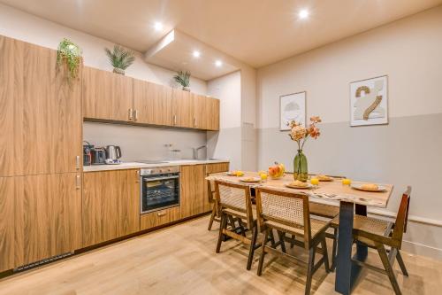 Spacious Apartment - 2BR/10P - Place D'Italia 