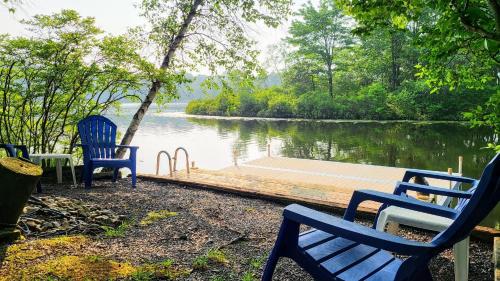 Waterside Haven by AvantStay Lakefront Hot Tub Game Room Fire Pit in Long Pond, USA