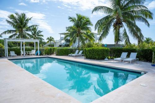 Condo w/Views, Beach, Htd Pool, Pickleball, Golf Cart, Gym,Walk to Restaurant in James Pt