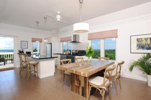 Condo w/Views, Beach, Htd Pool, Pickleball, Golf Cart, Gym,Walk to Restaurant in James Pt