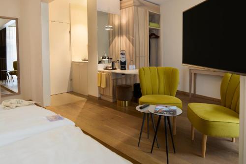 room detail thumbnail 1