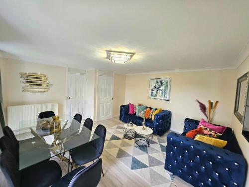 Stylish & Spacious 4 Bedroom House - image 11