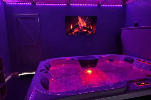 Romantic getaway with private hot tub - Belfast