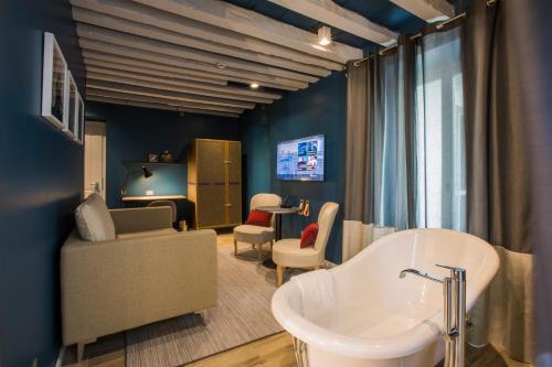 room detail thumbnail 2