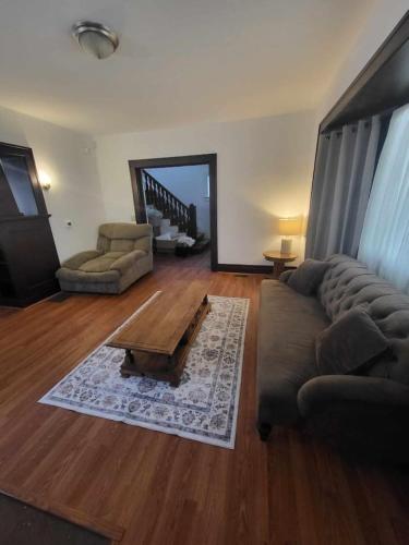 Whole House for Teams Families Sleeps 12 in Sân bay R and K Skyranch