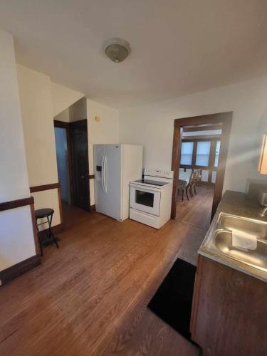 Whole House for Teams Families Sleeps 12 in Sân bay R and K Skyranch