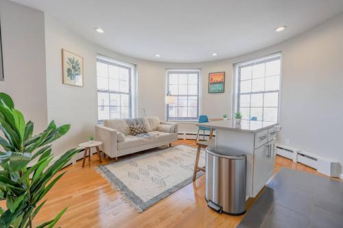 Light Filled Studio in Back Bay - image 3