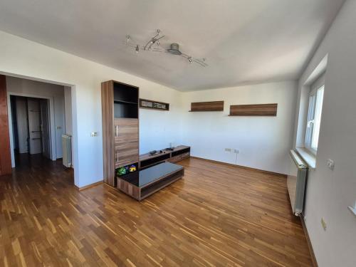 Bright Appartment with Large Terrace near Portorož (Bright Appartment with Large Terrace near Portoroz) in Krkavče